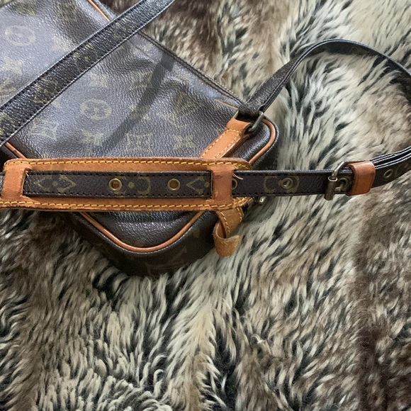 LOUIS VUITTON Authentic Signature Pristine Pochette Crossbody - Picture 9 of 13